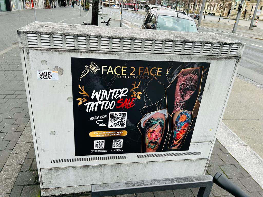 Aus Grau wird ein Blickfang – Stromkastenwerbung für Face 2 Face Tattoo Studio – Projektbild