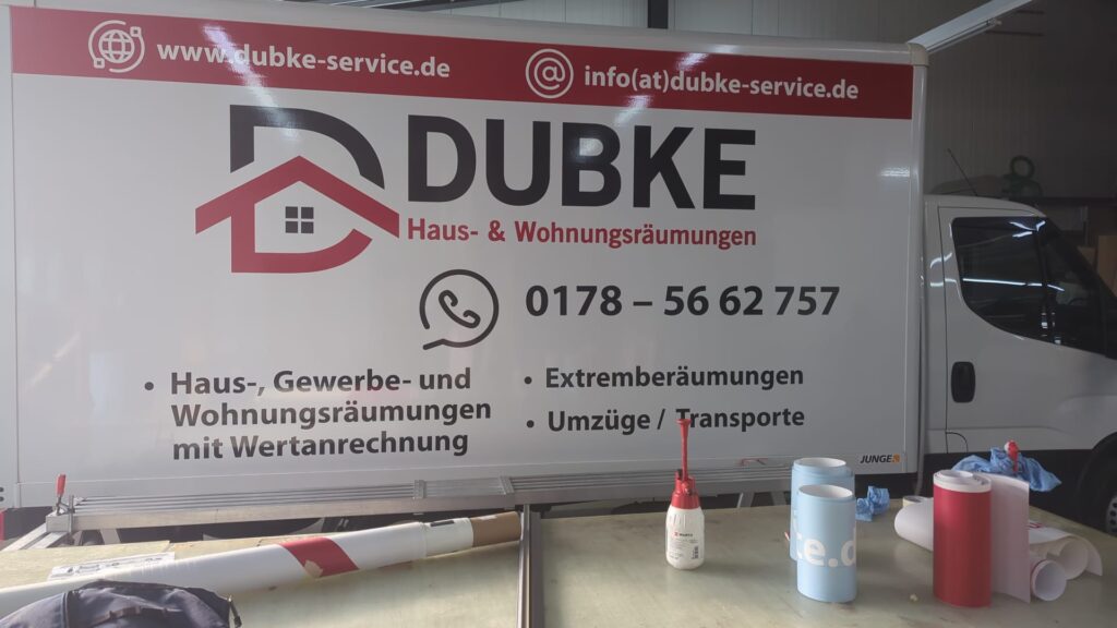 Werbung, die täglich unterwegs ist – Fahrzeugbeschriftung für Dubke Haus- & Wohnungsräumungen – Projektbild