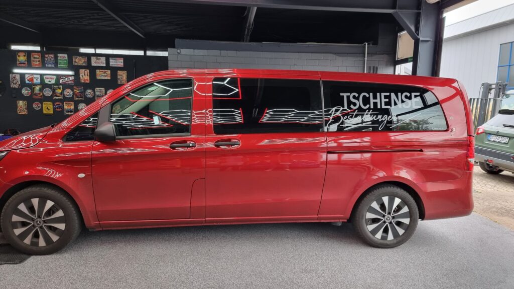 Respekt fährt mit – Fahrzeugbeschriftung für Tschense Bestattungen – Projektbild