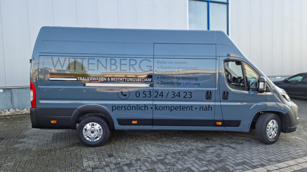 Zurückhaltend und trotzdem präsent – Fahrzeugbeschriftung für Wittenberg Trauerwaren – Projektbild