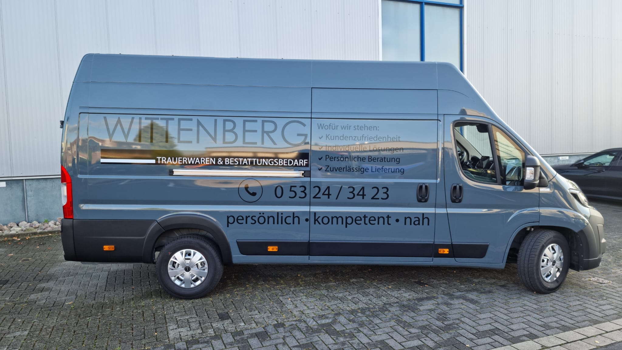 Zurückhaltend und trotzdem präsent – Fahrzeugbeschriftung für Wittenberg Trauerwaren – Projektbild