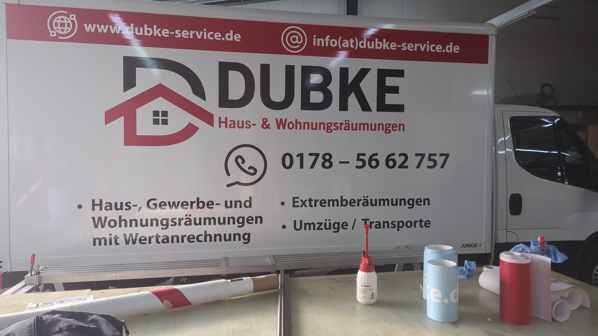 Werbung, die täglich unterwegs ist – Fahrzeugbeschriftung für Dubke Haus- & Wohnungsräumungen – Projektbild