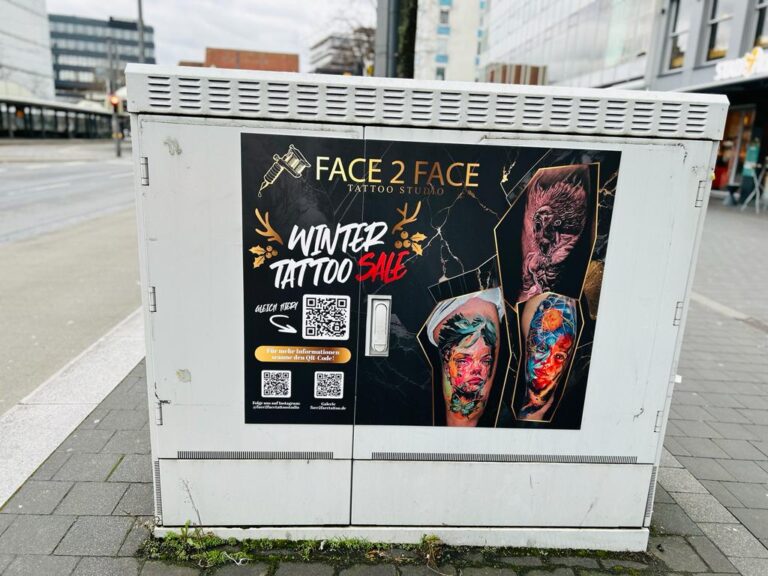 Aus Grau wird ein Blickfang – Stromkastenwerbung für Face 2 Face Tattoo Studio – Detailaufnahme