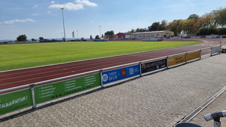 55 Meter Aufmerksamkeit – Bandenwerbung für den FSV Schöningen – Detailaufnahme