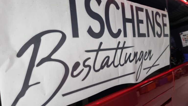 Respekt fährt mit – Fahrzeugbeschriftung für Tschense Bestattungen – Detailaufnahme