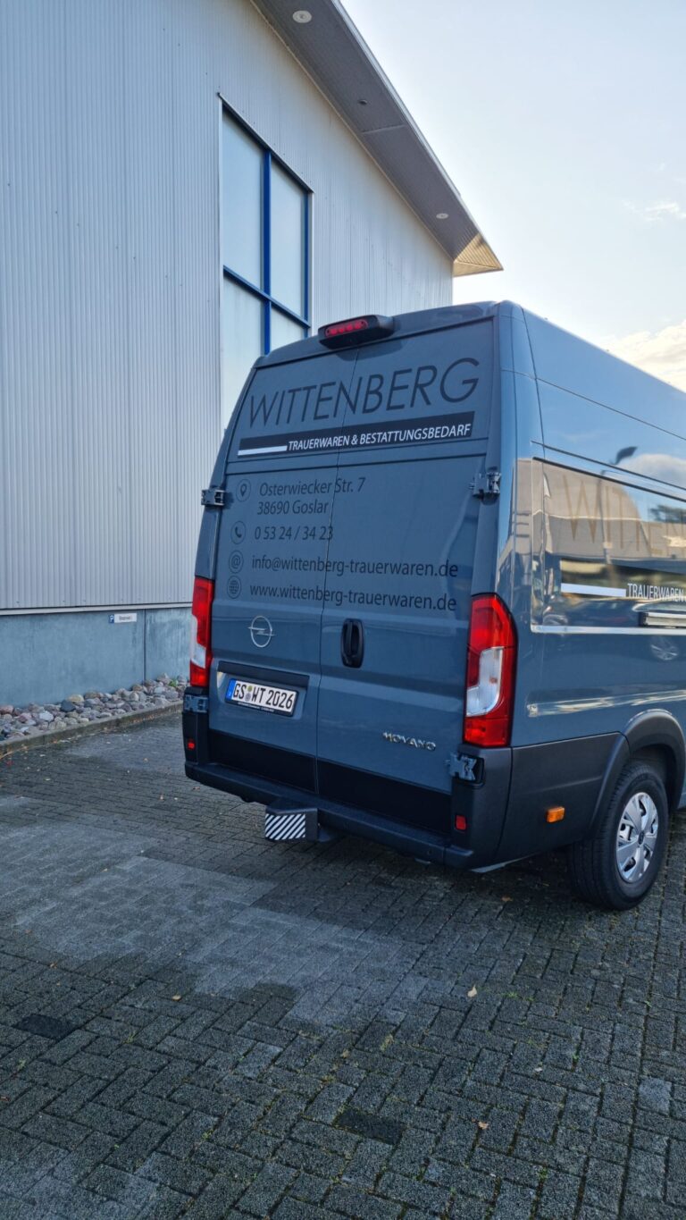 Zurückhaltend und trotzdem präsent – Fahrzeugbeschriftung für Wittenberg Trauerwaren – Detailaufnahme