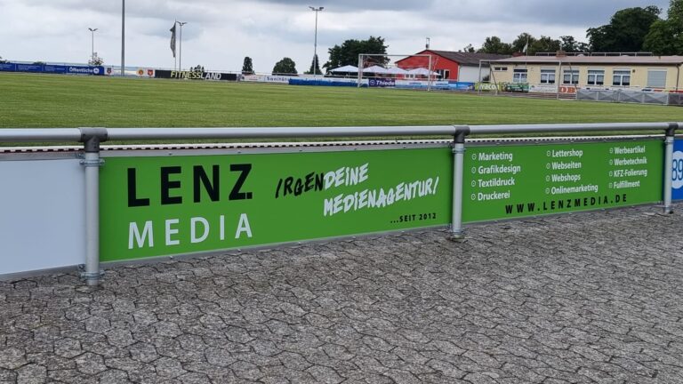55 Meter Aufmerksamkeit – Bandenwerbung für den FSV Schöningen – Detailaufnahme