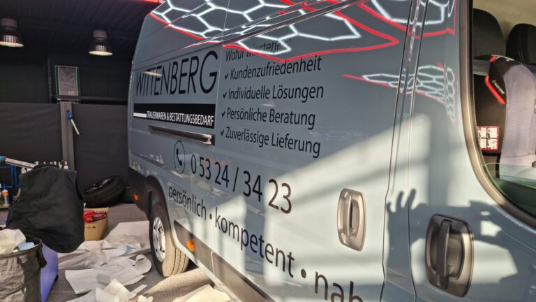 Zurückhaltend und trotzdem präsent – Fahrzeugbeschriftung für Wittenberg Trauerwaren – Detailaufnahme