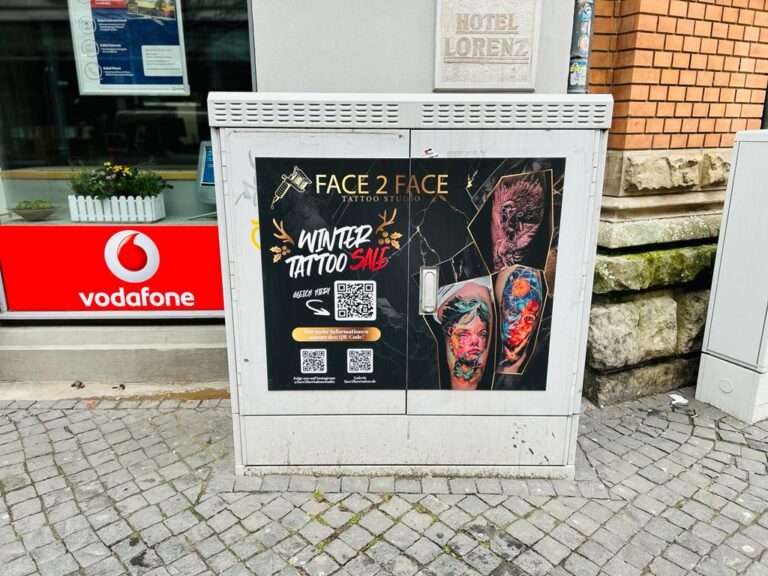 Aus Grau wird ein Blickfang – Stromkastenwerbung für Face 2 Face Tattoo Studio – Detailaufnahme