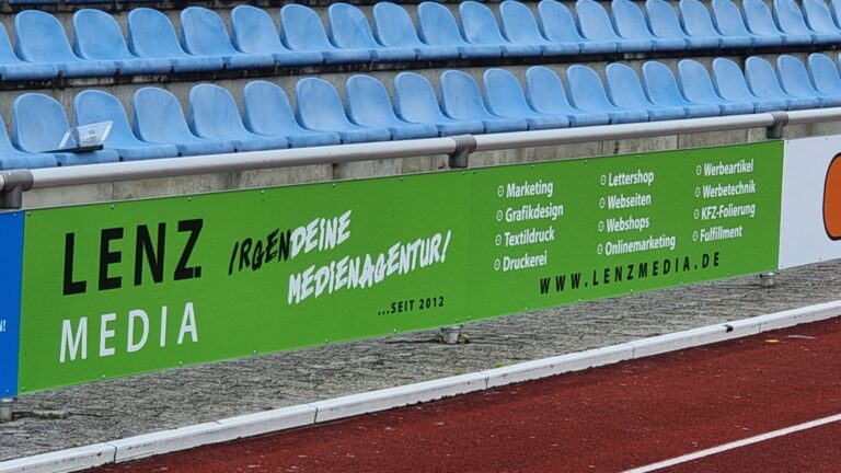 55 Meter Aufmerksamkeit – Bandenwerbung für den FSV Schöningen – Detailaufnahme