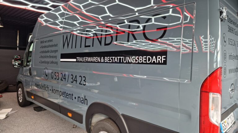 Zurückhaltend und trotzdem präsent – Fahrzeugbeschriftung für Wittenberg Trauerwaren – Detailaufnahme