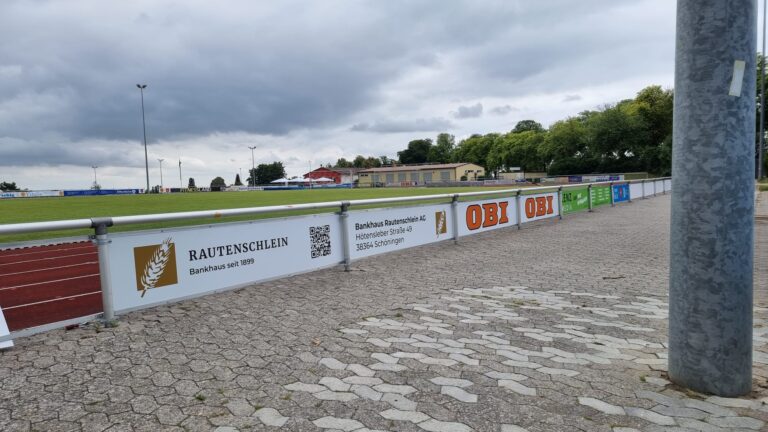 55 Meter Aufmerksamkeit – Bandenwerbung für den FSV Schöningen – Detailaufnahme