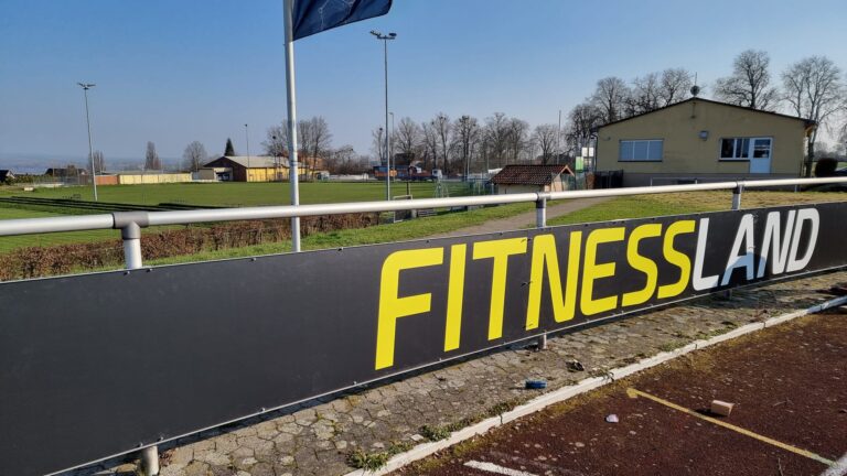 55 Meter Aufmerksamkeit – Bandenwerbung für den FSV Schöningen – Detailaufnahme