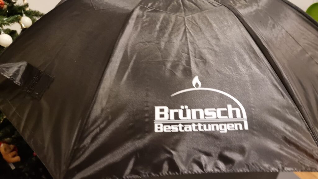 Regenschirme mit Werbedruck – echte Arbeit von LENZMEDIA