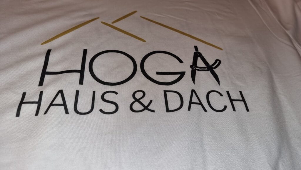 Helles Textil mit großem Firmenaufdruck
