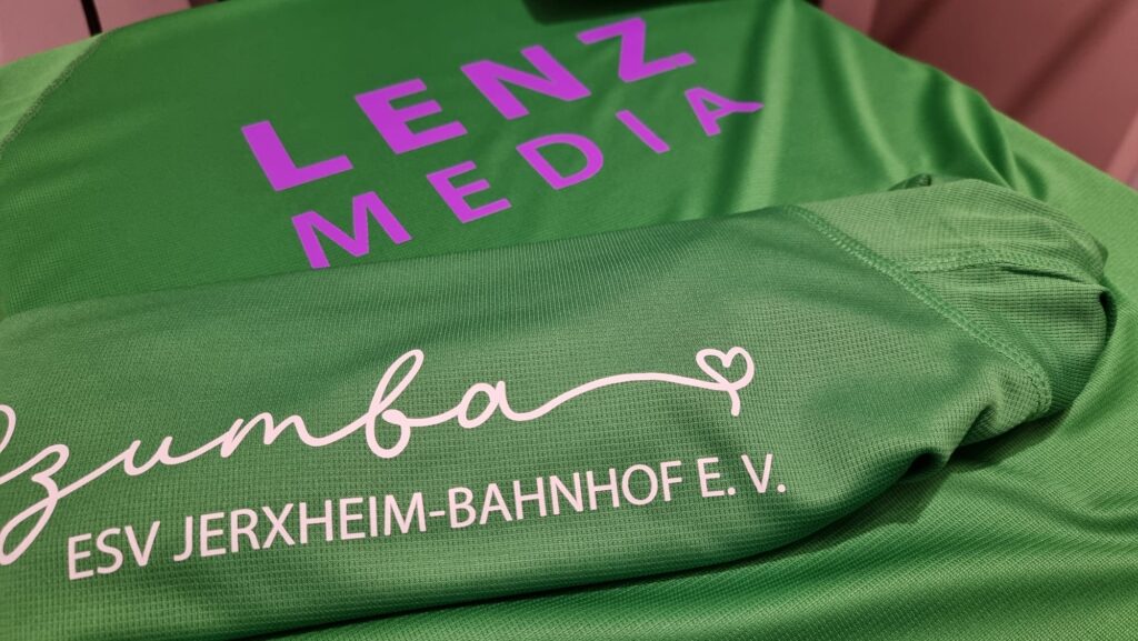 Grünes Teamshirt mit violettem LENZMEDIA-Aufdruck