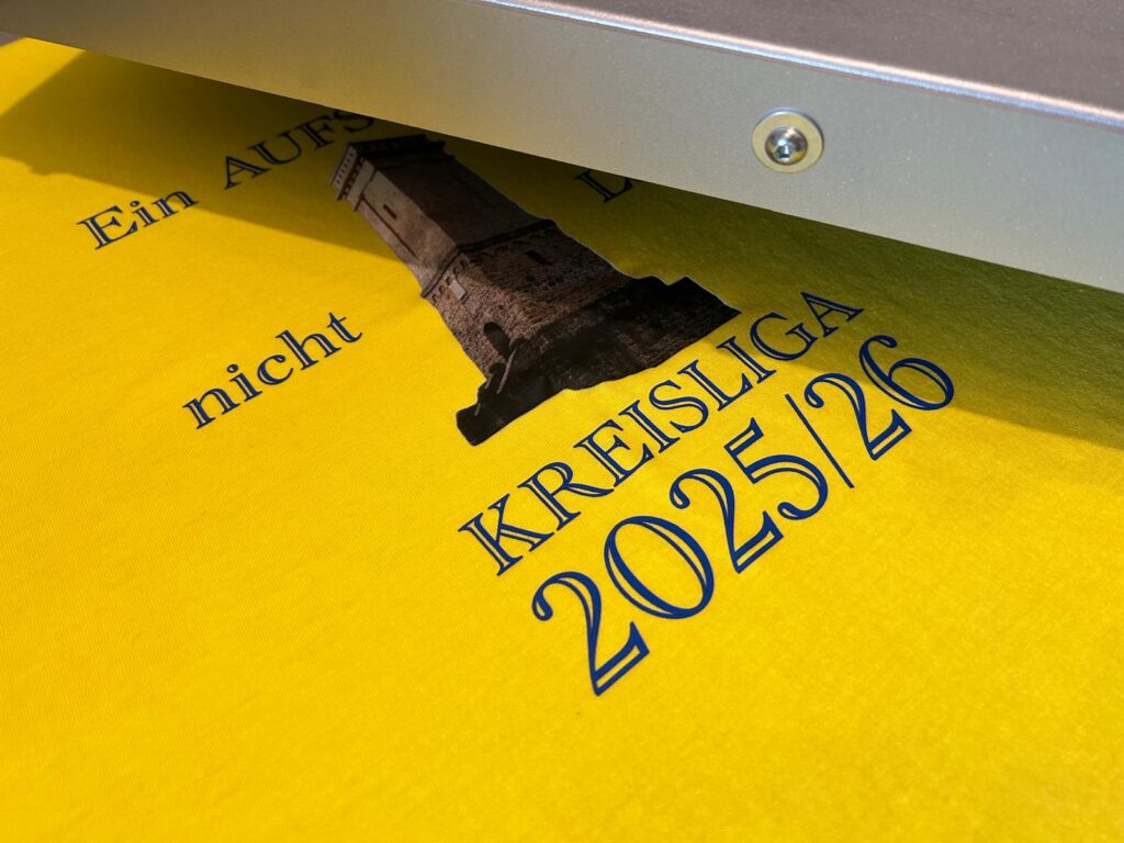 Gelbe Teamwear mit individuellem Aufdruck