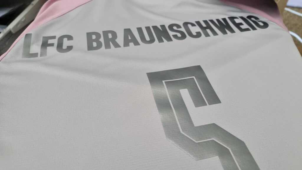 Detail eines hellen Trikots mit Braunschweig-Schriftzug