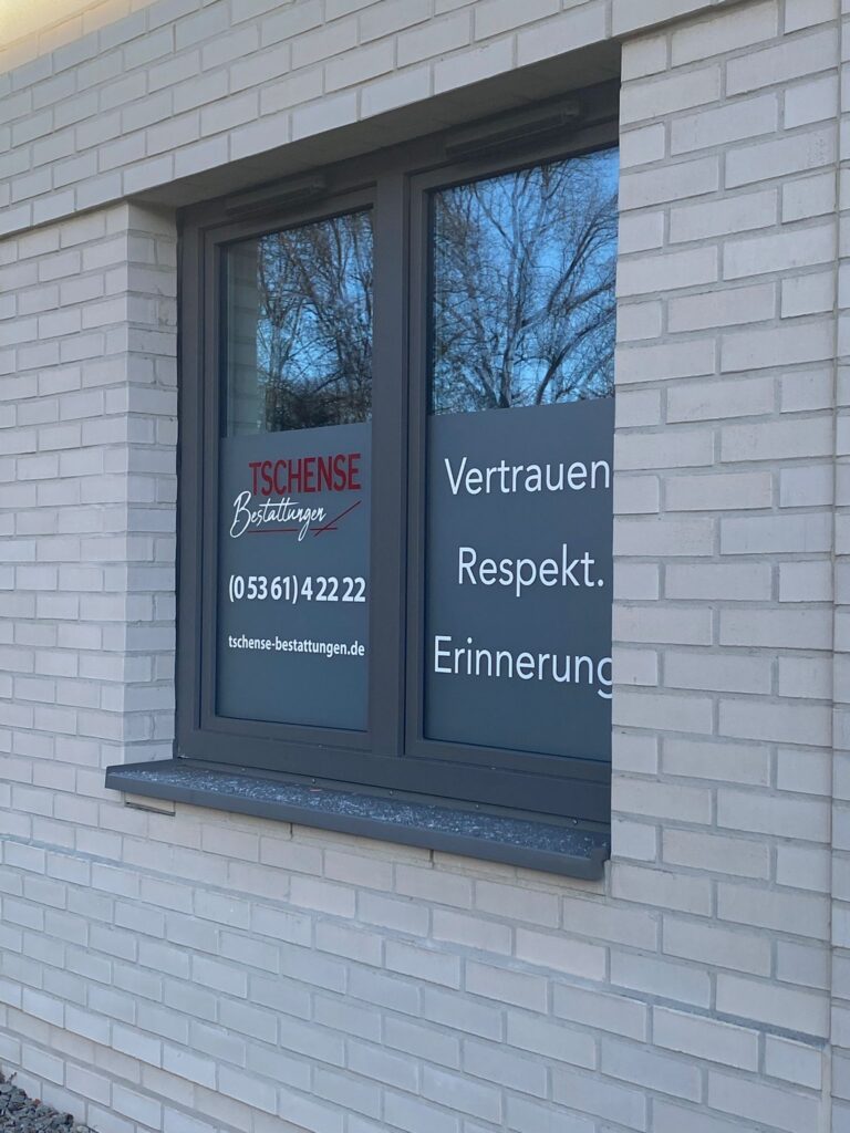 Individuelle Beschilderungen – echte Arbeit von LENZMEDIA