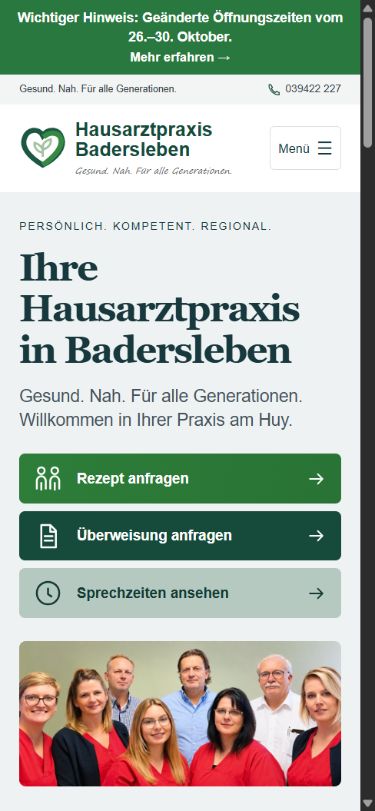 Mobile Startseite der Hausarztpraxis Badersleben mit Menü, Anfrage-Schaltflächen und Teamfoto.