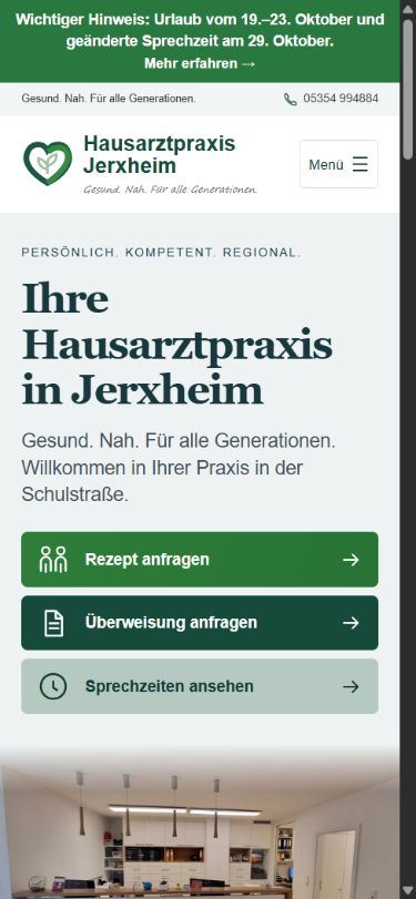 Mobile Startseite der Hausarztpraxis Jerxheim mit Menü und Schaltflächen für digitale Anfragen.